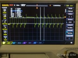 Ekran oscyloskopu z sygnałem o częstotliwości 12,19 MHz