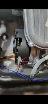 Zbliżenie na wewnętrzny mechanizm z czerwonym wskazującym strzałką.