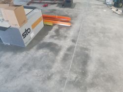 Wilgoć wokół obiektów na posadzce betonowej w hali z płyty warstwowej – przyczyny?
