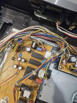 Widok wnętrza piekarnika z odsłoniętą płytką PCB i wieloma przewodami
