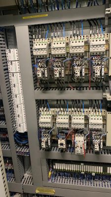 Szafa sterownicza z aparaturą elektryczną i wieloma wyłącznikami różnicowoprądowymi