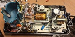 Wnętrze improwizowanego układu elektronicznego z elementami przewodowymi