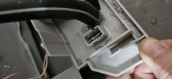 Zbliżenie na złącze elektryczne z dwoma pinami w obudowie suszarki BOSCH.
