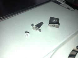 Konsola PS4 Slim nie wciąga płyty - podejrzenie o zagubione elementy napędu