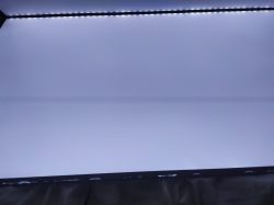 Panel LCD z podświetleniem LED i widocznymi smugami na jasnym tle