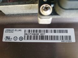 Tabliczka znamionowa na urządzeniu elektronicznym LE550AQD.
