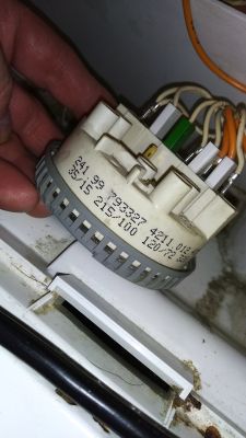 Hydrostat urządzenia AGD trzymany w dłoni, widoczne przewody i oznaczenia.