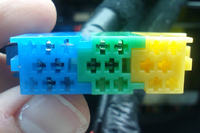 Schemat pinów mini-ISO (USB,AUX,iPod) w Kia Sportage II 2009