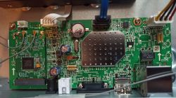 Wnętrze rejestratora Hikvision z widoczną płytą główną i komponentami elektronicznymi.