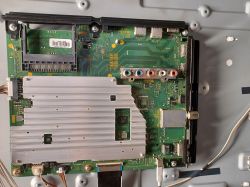 Płyta główna TNPH1179 1A z telewizora Panasonic z widocznymi złączami i osłoną aluminiową