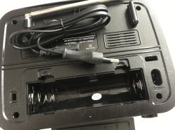 Radio AM/FM/SW USB/TF/BT RX-456BTS z panelem solarnym - wnętrze, test ładowania