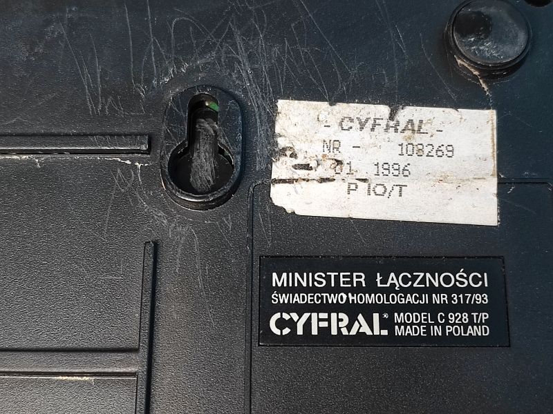 Zdjęcie tylnej części telefonu Cyfral C 928 T/P z widocznymi etykietami.