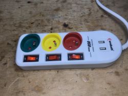 Listwa zasilająca z osobnymi włącznikami dla gniazd i ładowarką USB - wnętrze, jakość... Listwa zasilająca z osobnymi włącznikami dla gniazd i ładowarką USB - wnętrze, jakość...