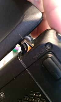 Lenovo G560 - Jak naprawić urwany zawias trzymający się na przewodach?