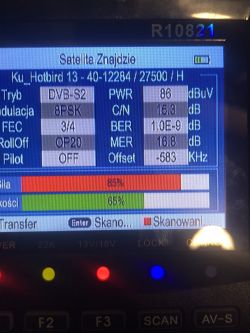 Pomiar sygnału satelitarnego na ekranie miernika z wartościami PWR, C/N, BER i MER.