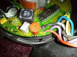 Widok wnętrza układu elektronicznego wentylatora z kolorowymi kablami i komponentami.