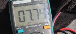 Wyświetlacz miernika Forscher 702 pokazujący wartość 7,74 kΩ podczas pomiaru.