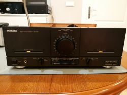 Przód wzmacniacza Technics model SE-M100.
