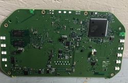 Zielona płytka drukowana z komponentami elektronicznymi i układami scalonymi.