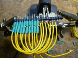 Żółte przewody ze złączami i termokurczliwymi koszulkami.