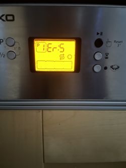 Wyświetlacz zmywarki Beko pokazujący błąd Er5