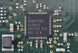 Zbliżenie na chip sieciowy z oznaczeniem BCM57782 na zielonej płytce drukowanej
