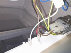 Kable elektryczne i termostat w lodówce