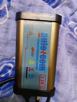 Interfejs diagnostyczny Autocom CDP+ 3in1 w złotej obudowie na niebieskim tle