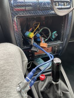 Jak podłączyć w samochodzie 4-kanałowy wzmacniacz?