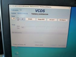 Ekran laptopa z otwartym programem VCDS pokazującym błąd „Grupa 003 nie jest dostępna” podczas próby podstawowych nastaw ABS.