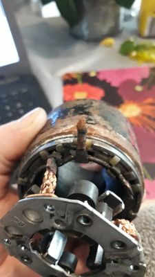 Wymiana szczotkotrzymacza w Toyota Corolla 2002 1.6 VVTi - łączenie przewodu stojana