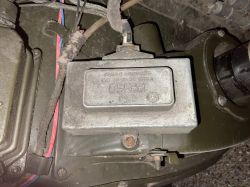Metalowa puszka regulatora RR-330 z przewodami w komorze silnika pojazdu