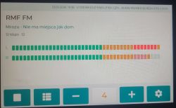 Screen showing RMF FM interface with song title and two L/R level meters in green-to-red segments