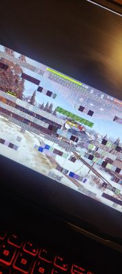 Ekran laptopa z przerywanymi czerwonymi pasami podczas gry World of Tanks.