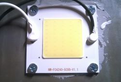 Akumulatorowa lampa robocza YATO YT-82961 – wnętrze urządzenia