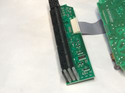 Panel elektroniczny programatora zmywarki z segmentowym wyświetlaczem LED i czterema przyciskami.