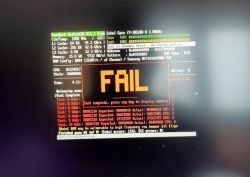 Ekran testu pamięci komputerowej z komunikatem FAIL.