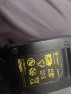 Zbliżenie na etykietę akumulatora wkrętarki z oznaczeniami technicznymi.