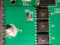 Zbliżenie na płytkę drukowaną z oznaczeniem ZD2 i podzespołami elektronicznymi.