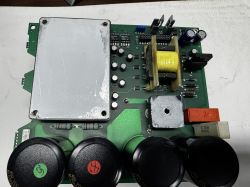 Płytka PCB falownika z różnymi elementami elektronicznymi, w tym kondensatorami i transformatorem.