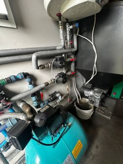 Instalacja hydrauliczna z pompą, rurami metalowymi i urządzeniami pomiarowymi