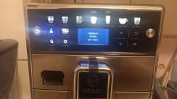 Panel dotykowy ekspresu do kawy Saeco Picobaristo Deluxe z ikonami różnych napojów i ustawień.