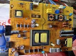 Płyta zasilacza VESTEL 17IPS72 z widocznymi kondensatorami elektrolitycznymi