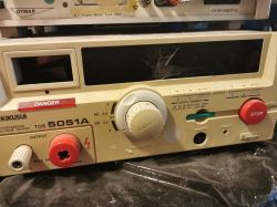 Zbliżenie na tester napięcia Kikusui TOS 5051A z widocznymi przyciskami i pokrętłami.