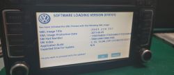 Ekran systemu RNS z procesu wgrywania oprogramowania VW, z widocznymi informacjami SWL.