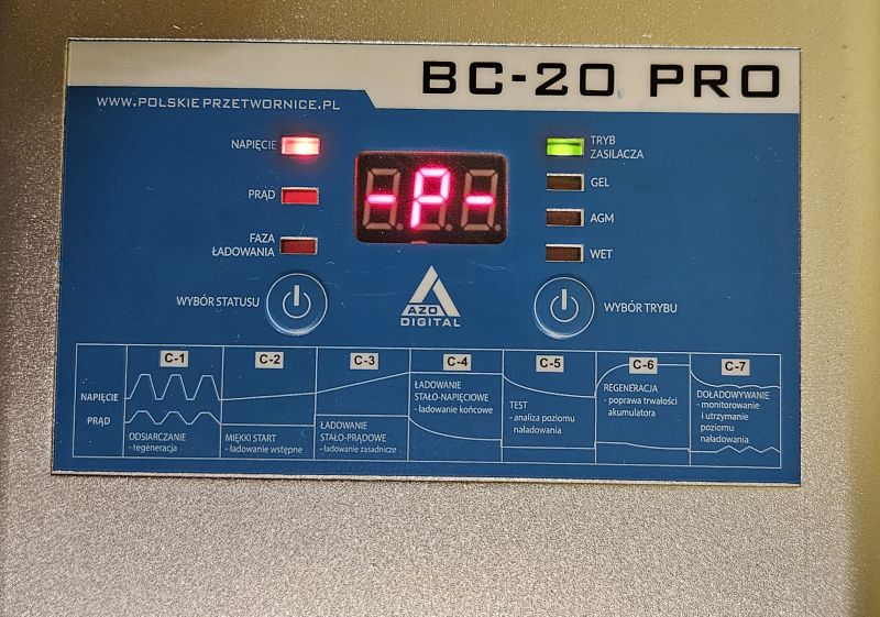 Wyświetlacz prostownika AZO Digital BC-20 PRO pokazuje komunikat -P-