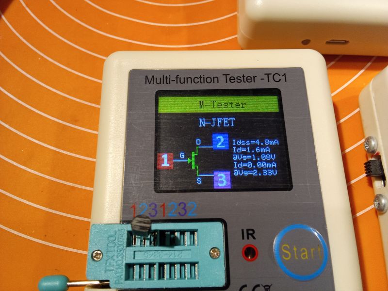 Tester TC1 wyświetlający wyniki pomiaru elementu J-FET na ekranie.