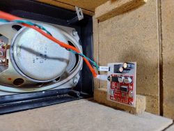 Wnętrze radia Unitra Diora Taraban 2 z zamontowanym modułem Bluetooth.