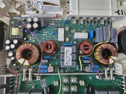Płyta główna indukcji Amica PI 6543 STK z elementami elektronicznymi widocznymi z góry