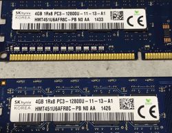 Dwie niebieskie kości pamięci RAM SK hynix 4GB PC3-12800U leżą na stole.
